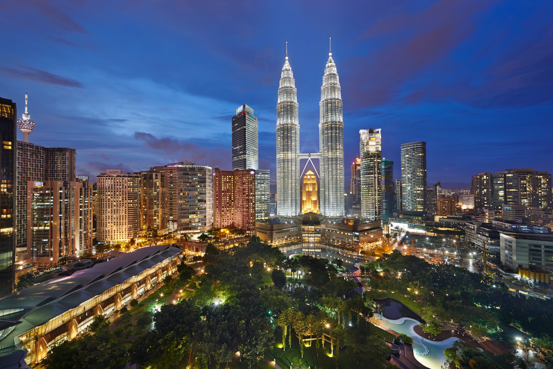 Mandarin Oriental Kuala Lumpur at dusk with KLCC skyline
